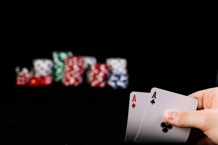 Tombol Cash Out Crash dengan multiplier yang terus meningkat dan riwayat putaran sebelumnya